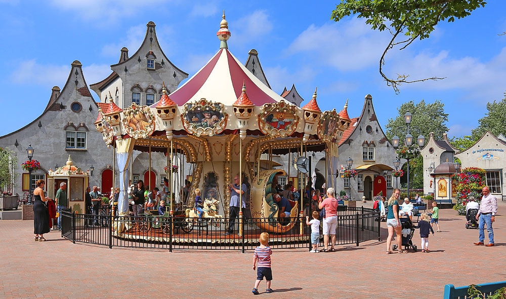 Naam:     Carrousel2.jpg
Bekeken:  5439
Groote:   228,8 KB