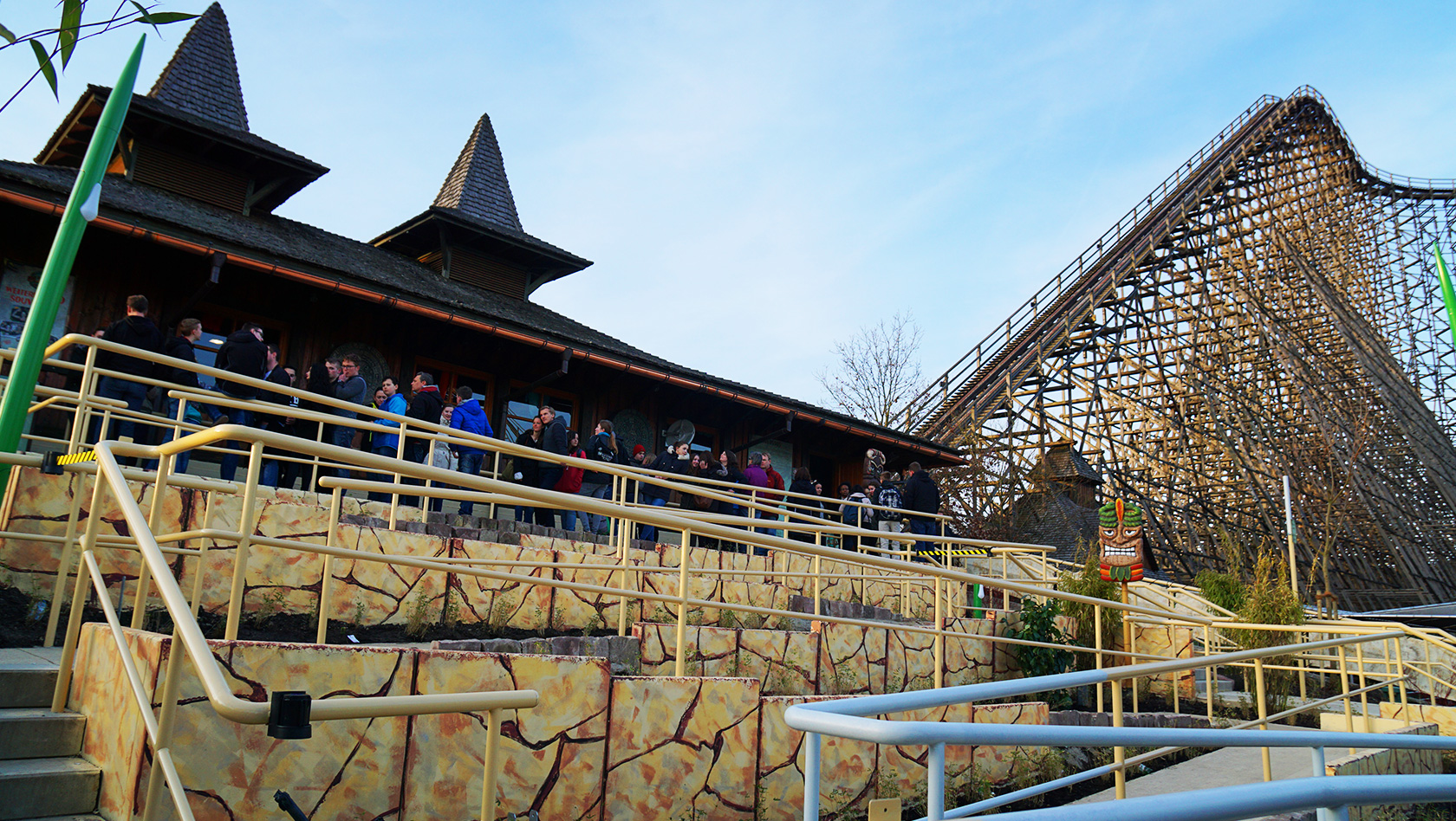 Naam:     heide-park-holzachterbahn-colossos-wartebereich-schraege.jpg
Bekeken:  1466
Groote:   846,0 KB